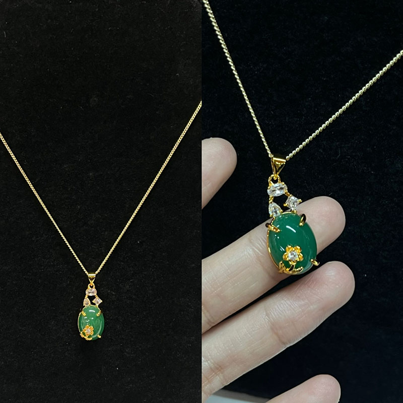 Opulentní zelenýnáhrdelník oválných přívěsků s bílými zirkonovými akcenty, zlato-Pokovenénastavení, elegantní ženy\\Je šperky