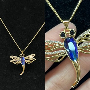 18K zlato-Klahovýnáhrdelník s přívěskem vážky s modrým aschopným krystalovým tělem, černým drahokamem a detaily Filigree Wing pro elegantní přírodu-Inspirované šperky